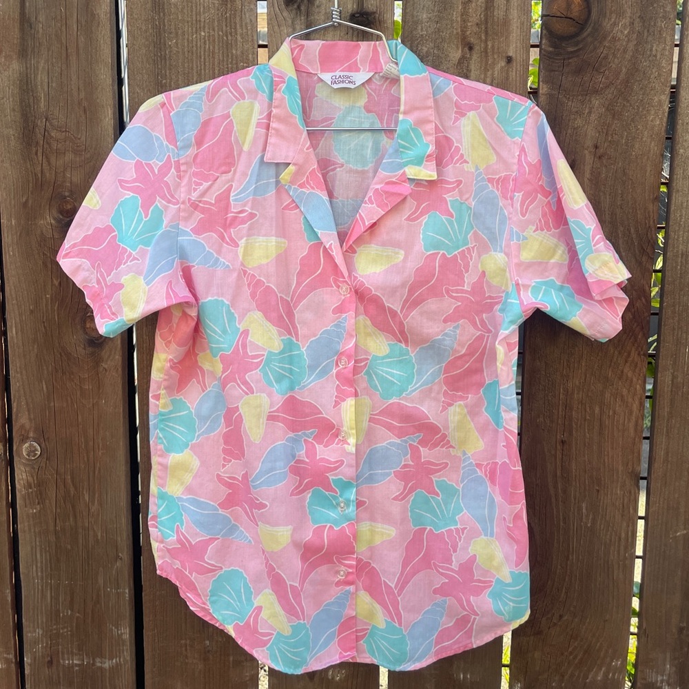 CLASSIC FASHIONS | Vintage Women’s Button Down Shirt